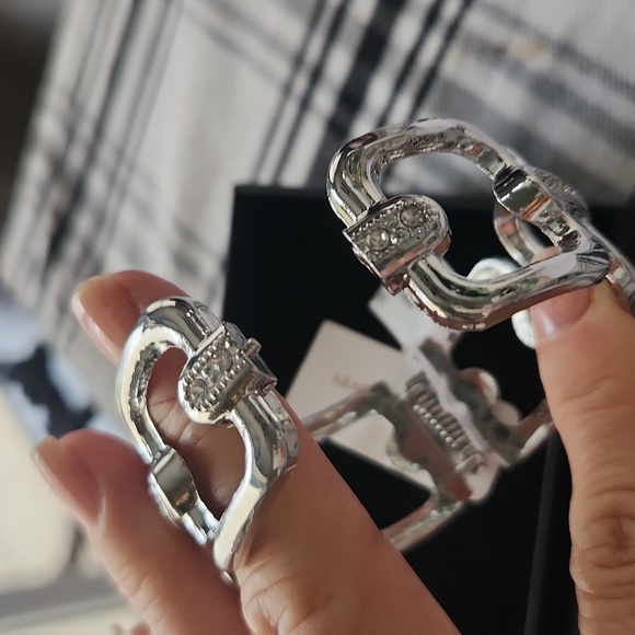 NWT Natasha Hinged Rhinestone Bangle Bracelet - Picture 4 of 5